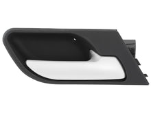 Przedmiot: klamka wewnętrzna podświetlana do drzwi tylnych
Strona: prawa
Producent: zamiennik
Kolor: czarna obudowa + rączka SILVER
Samochód: BMW X5 E53
Rok produkcji: 1999-2006